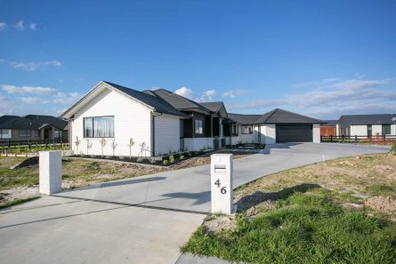 Davies-Homes-Projects-McSweeny-Gable-roof-281m2-$800-15 Davies-Homes-Projects-McSweeny-Gable-roof-281m2-$800-15