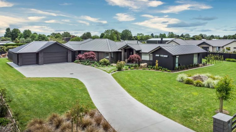 A Davies Home House and Land Package house and driveway